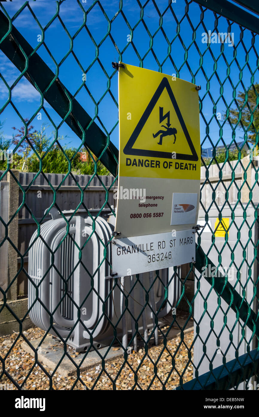 Elettricità Sub trasformatore stazione di pericolo di morte per la salute e la sicurezza di segno di avvertimento Foto Stock
