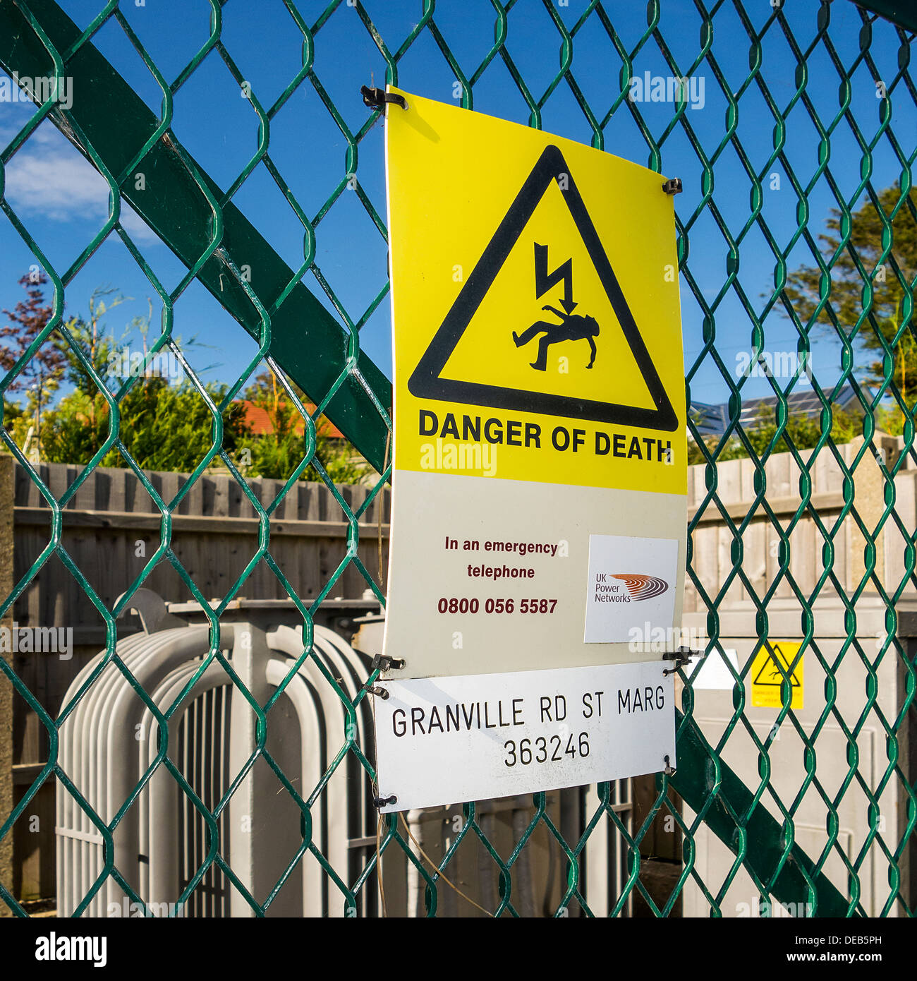 Elettricità Sub trasformatore stazione di pericolo di morte per la salute e la sicurezza di segno di avvertimento Foto Stock