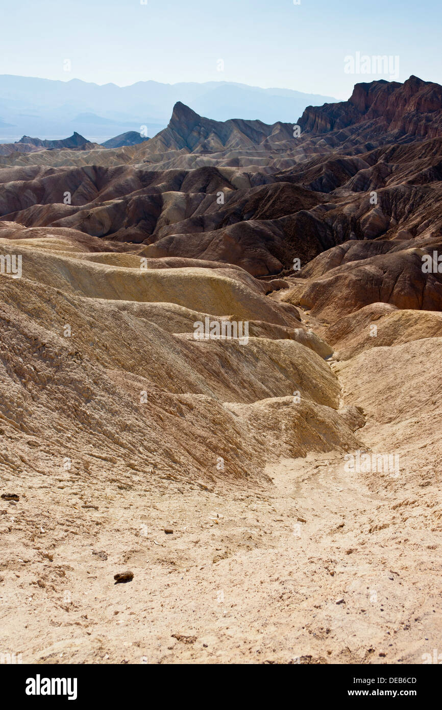 Paesaggio di Zabriskie Point con Manly Beacon in distanza, Death Valley, California, Stati Uniti d'America. JMH5369 Foto Stock