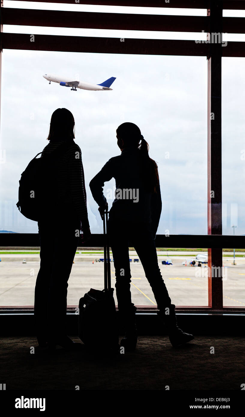 Due passeggeri in attesa per il volo Foto Stock