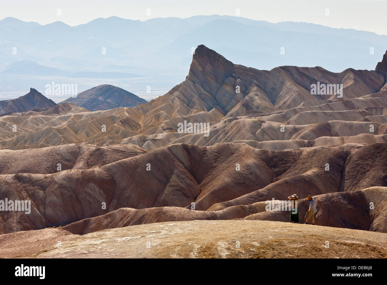 Paesaggio con Manly Beacon a Zabriskie Point, Death Valley, California, Stati Uniti d'America. JMH5371 Foto Stock