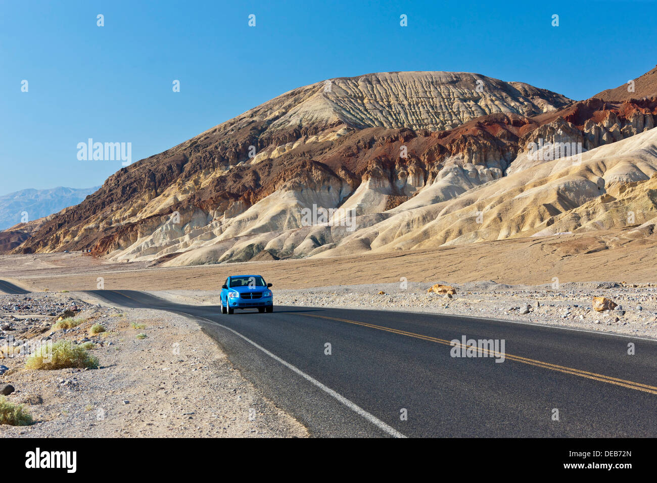 Lone veicolo su strada Badwater, Death Valley, California, Stati Uniti d'America. JMH5377 Foto Stock