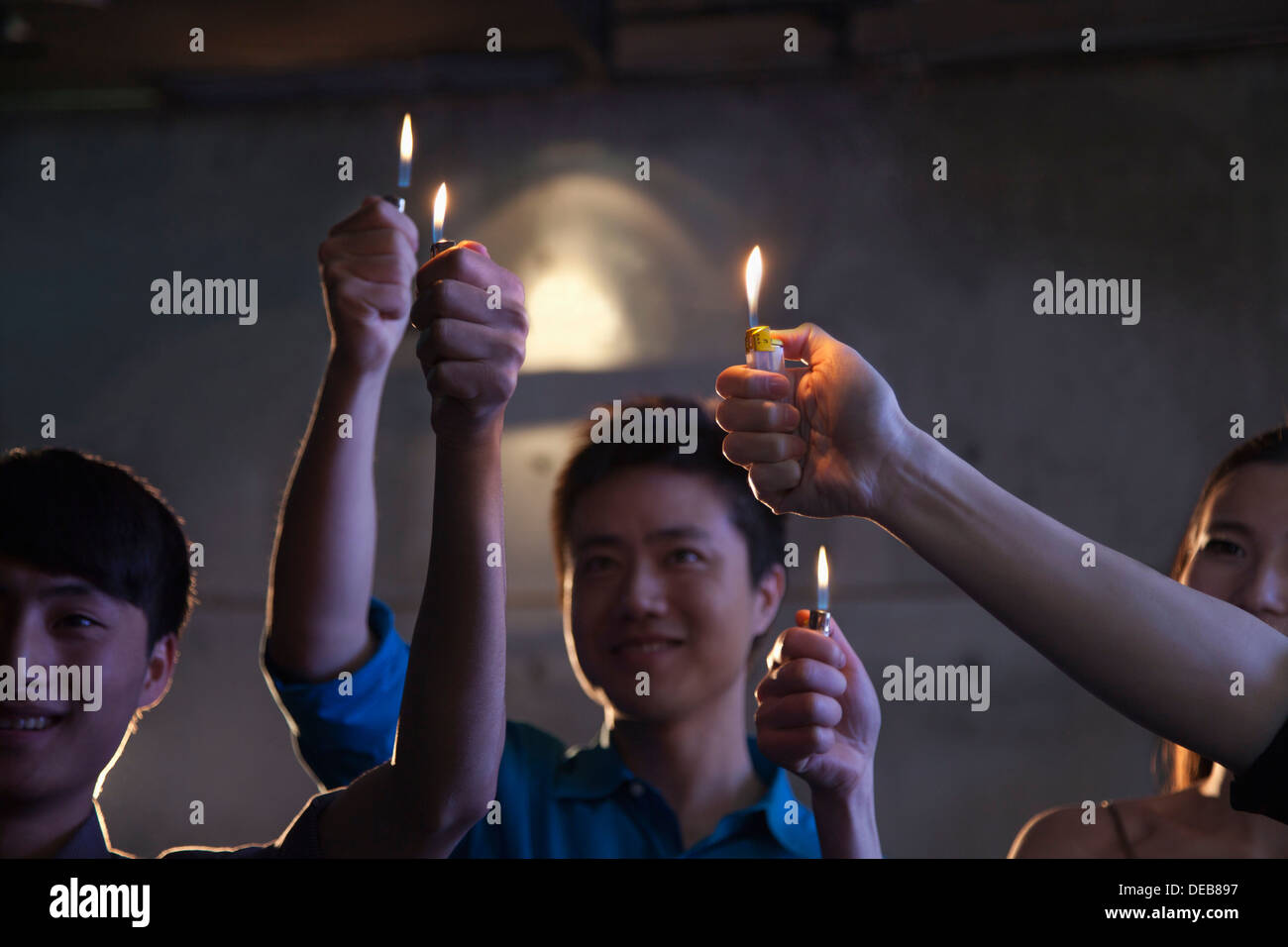Gruppo di persone che sostengono gli accendini in un concerto Foto stock -  Alamy