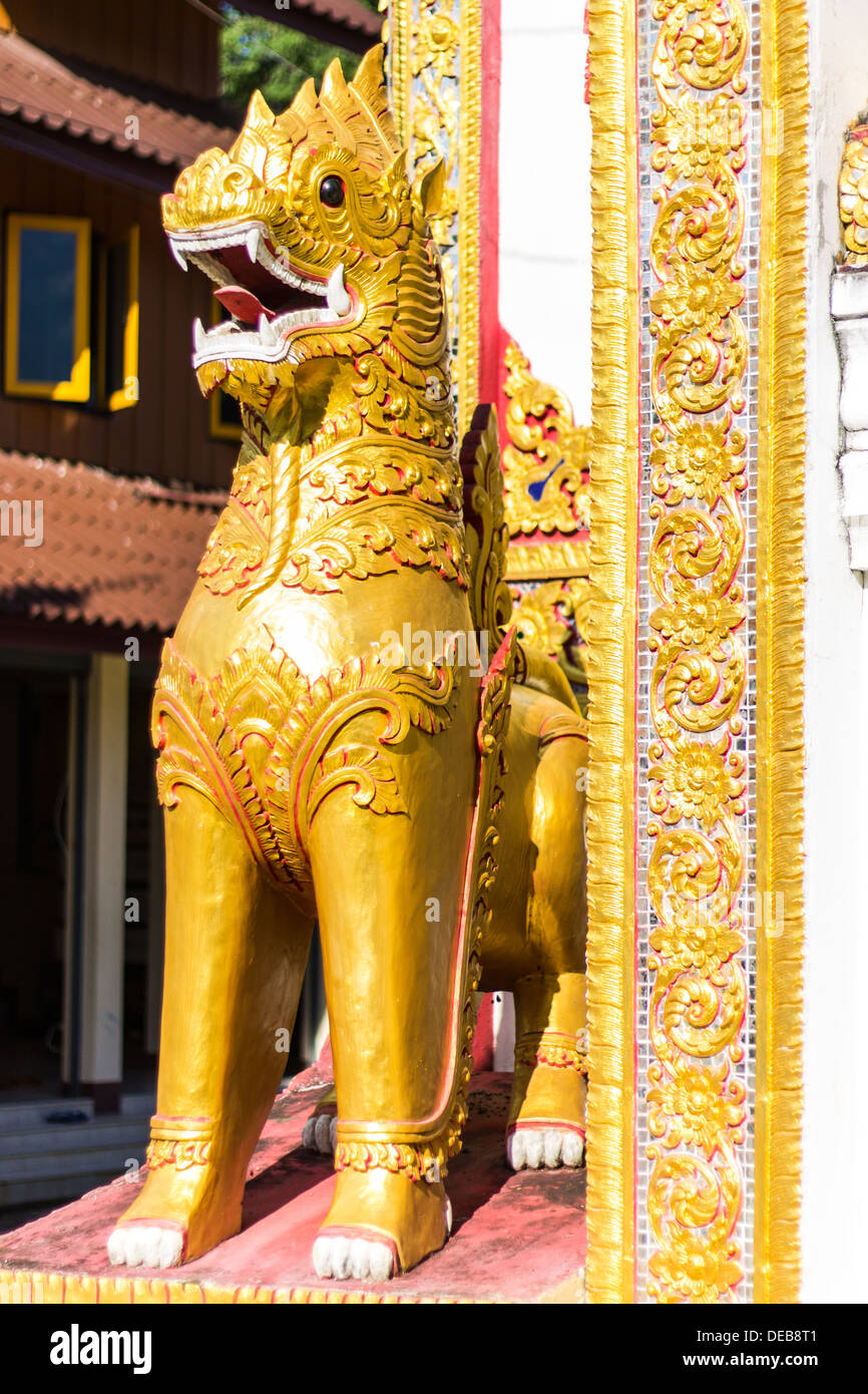 La statua di stile Shan singha in Wat tiya sathan thaiyai‎ , Chiangmai Thailandia Foto Stock