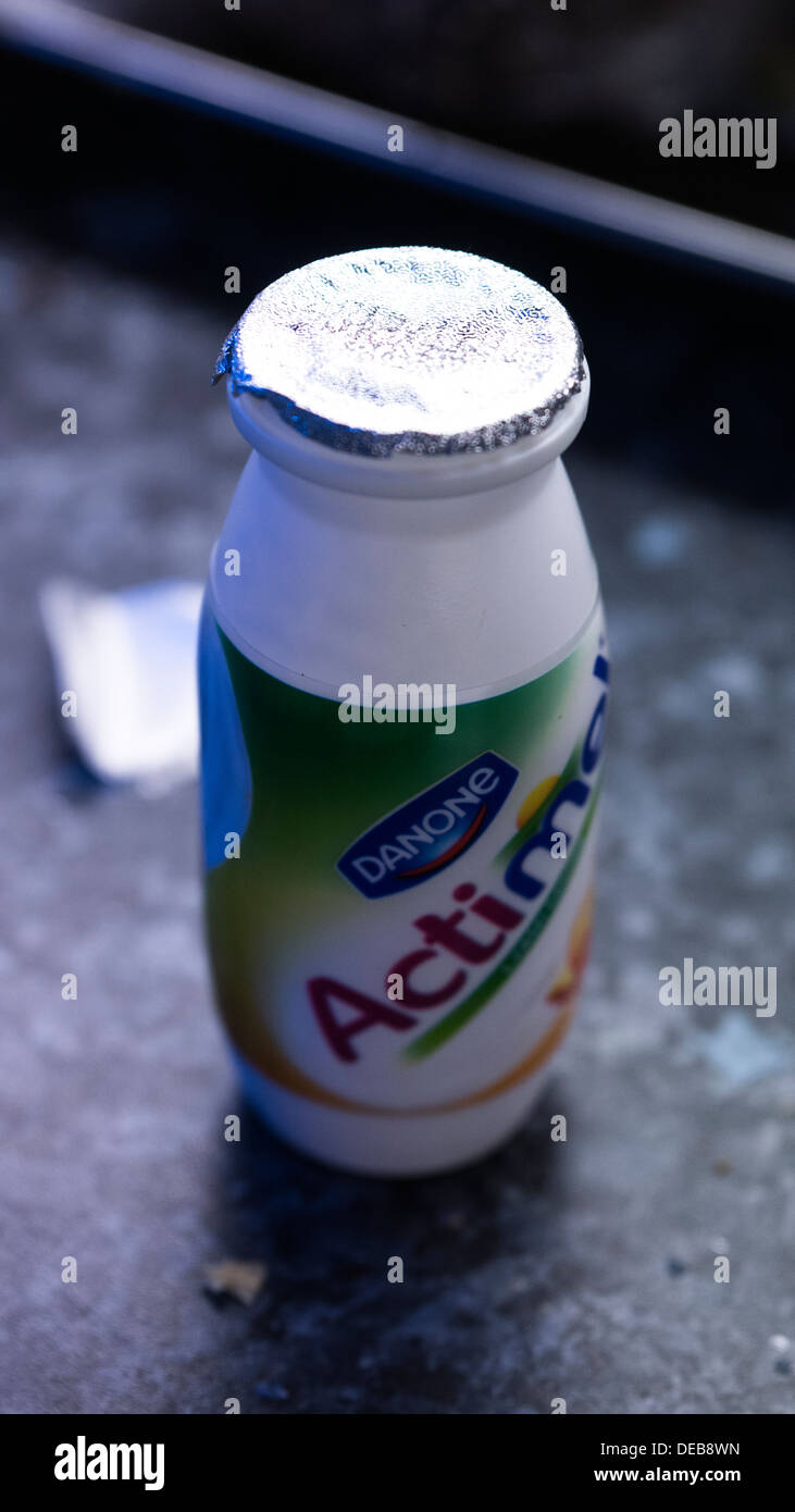 Yorgurt bere actimel Bottiglia di bevanda fresca sigillata Foto Stock