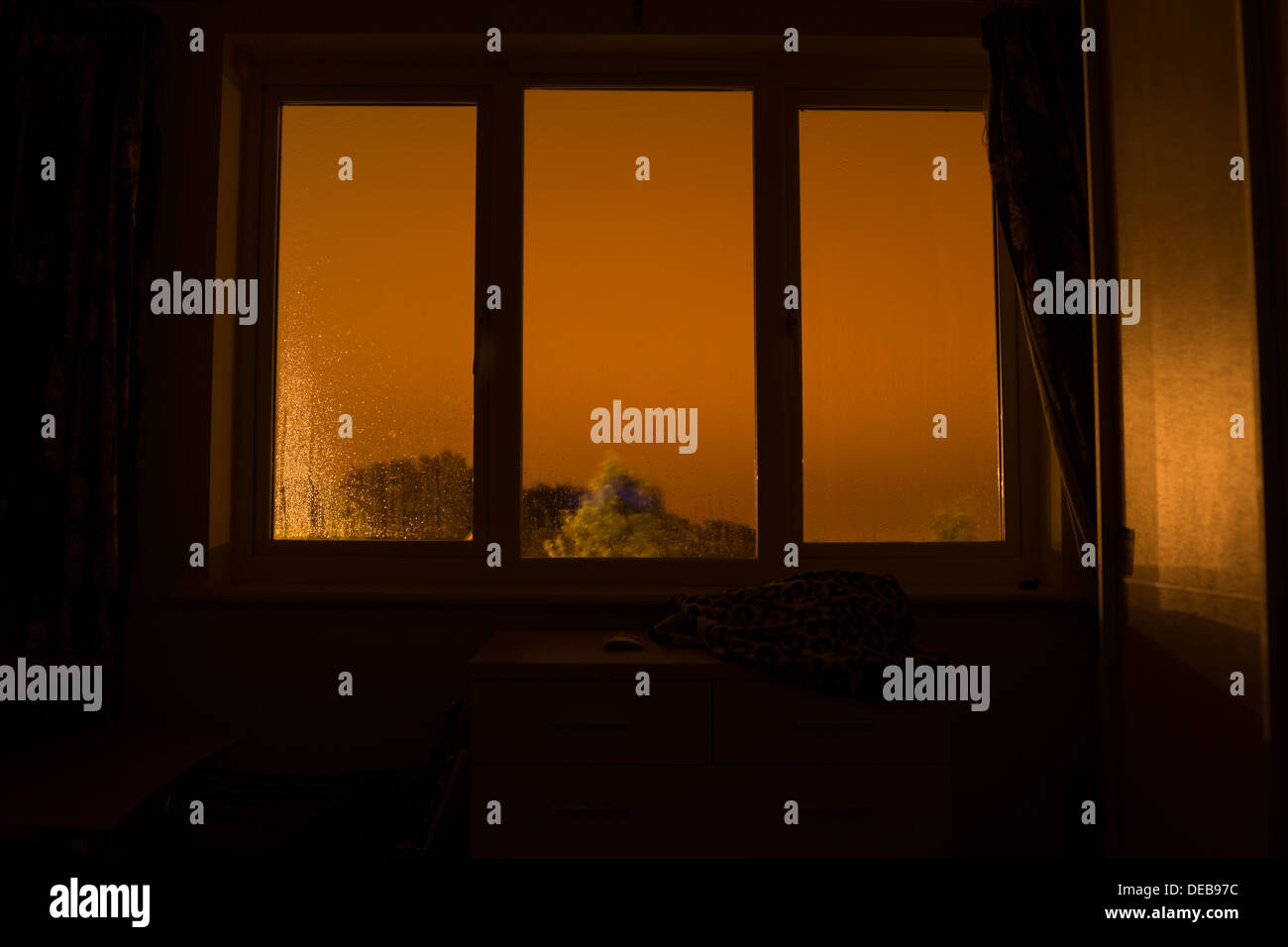 Inquinamento luminoso giallo città amber sky finestra pioggia Foto Stock