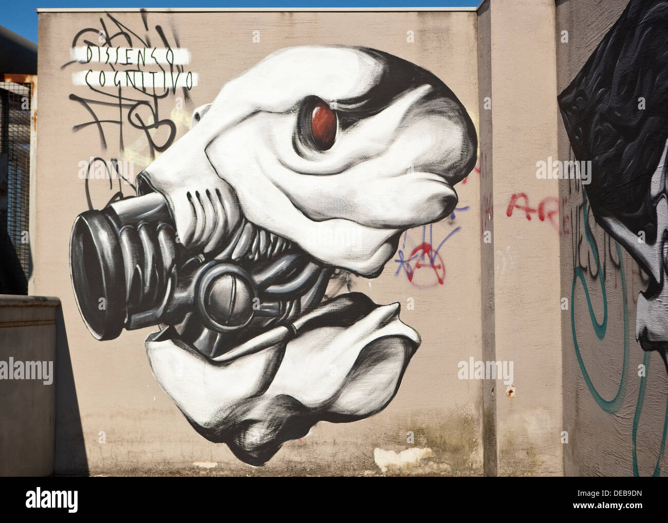 Bianco e nero graffiti wall art raffigurante una techno-immagine biologica di un delfino Foto Stock