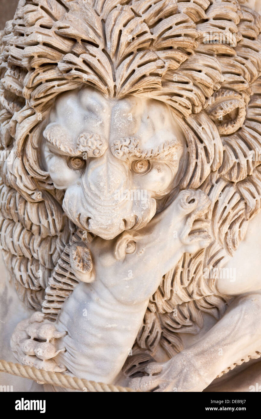 Un leone in marmo mangia un cavallo in questo close up di una statua romana Foto Stock