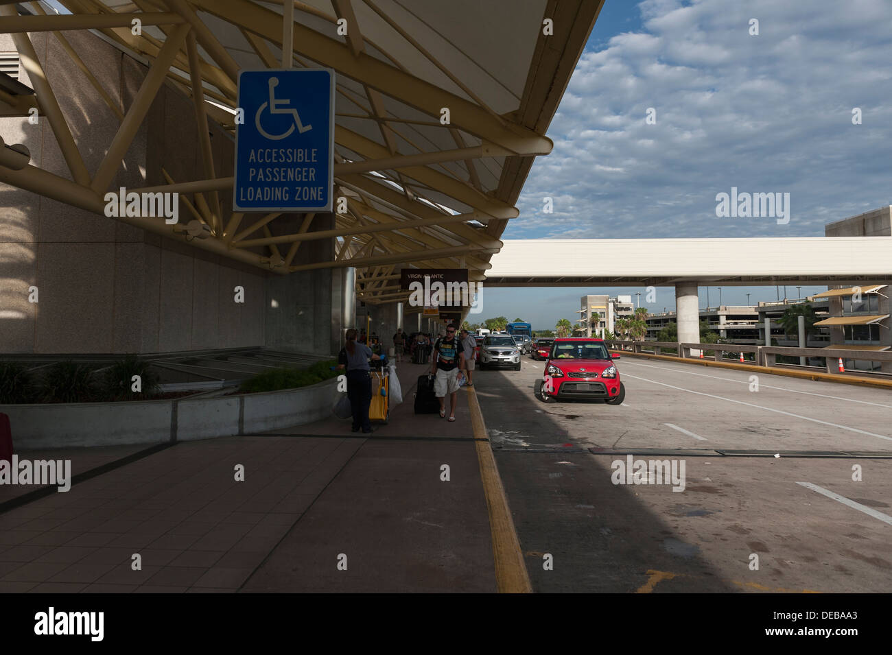 Aeroporto Internazionale di Orlando dal marciapiede accessibili a portatori di handicap zona di carico Foto Stock