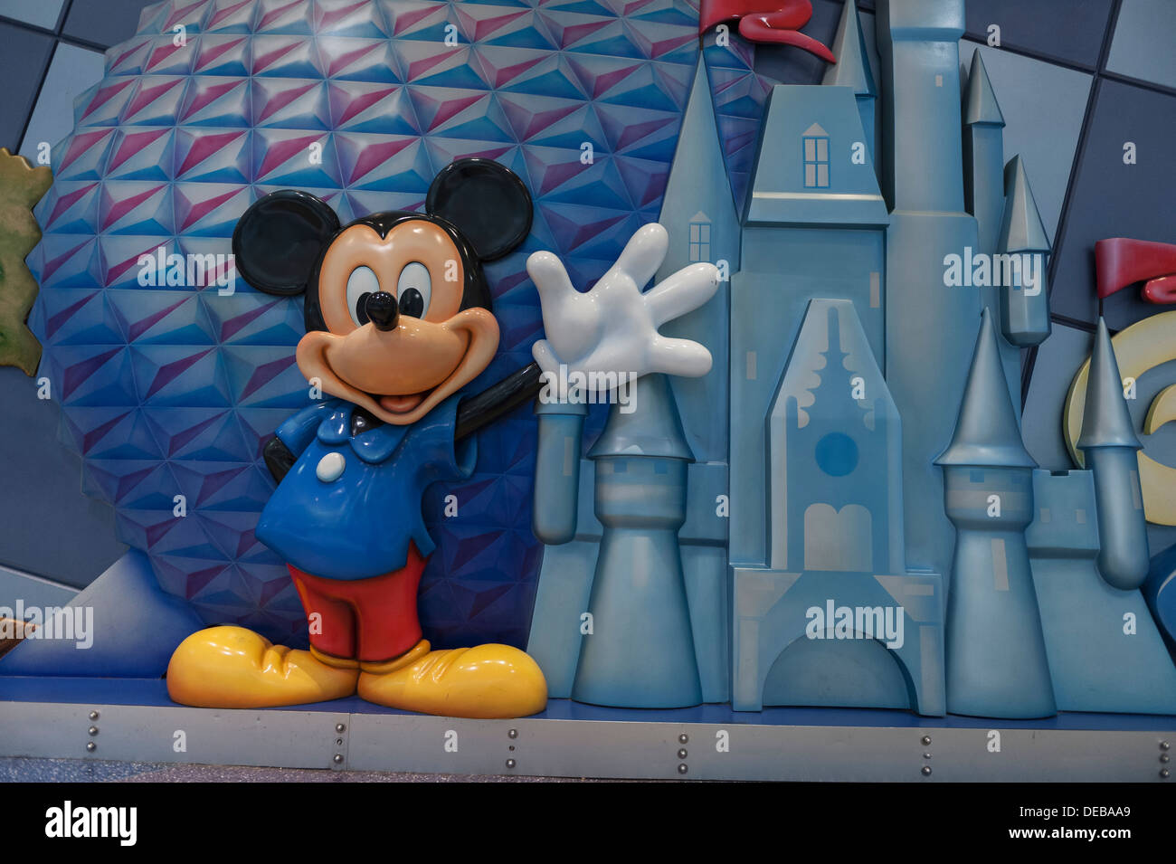 Personaggio Disney Mickey Mouse situato nell'Aeroporto Internazionale di Orlando Florida USA Foto Stock