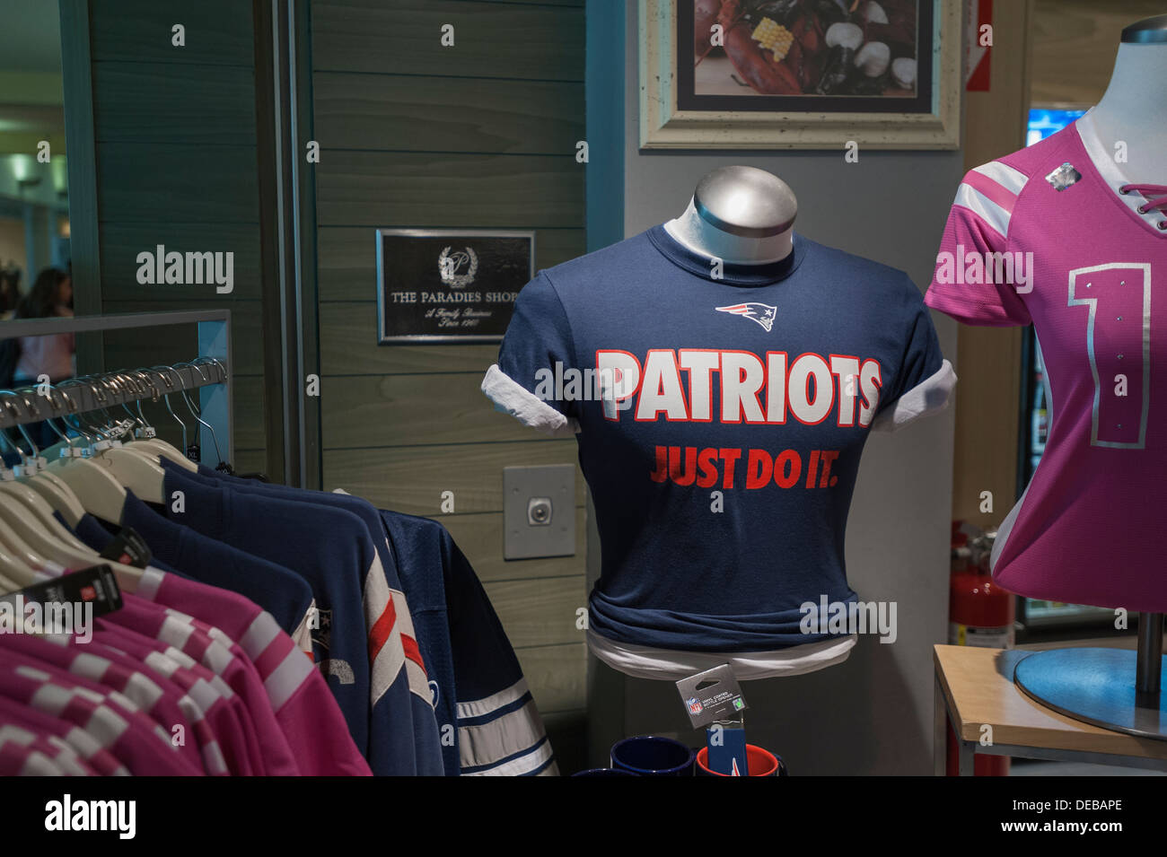 I patrioti di abbigliamento da calcio sul display e per la vendita a Providence, Rhode Island T F Green Airport Foto Stock