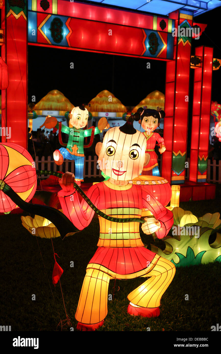 Luminose lanterne colorate a metà autunno festa delle lanterne in Singapore Foto Stock