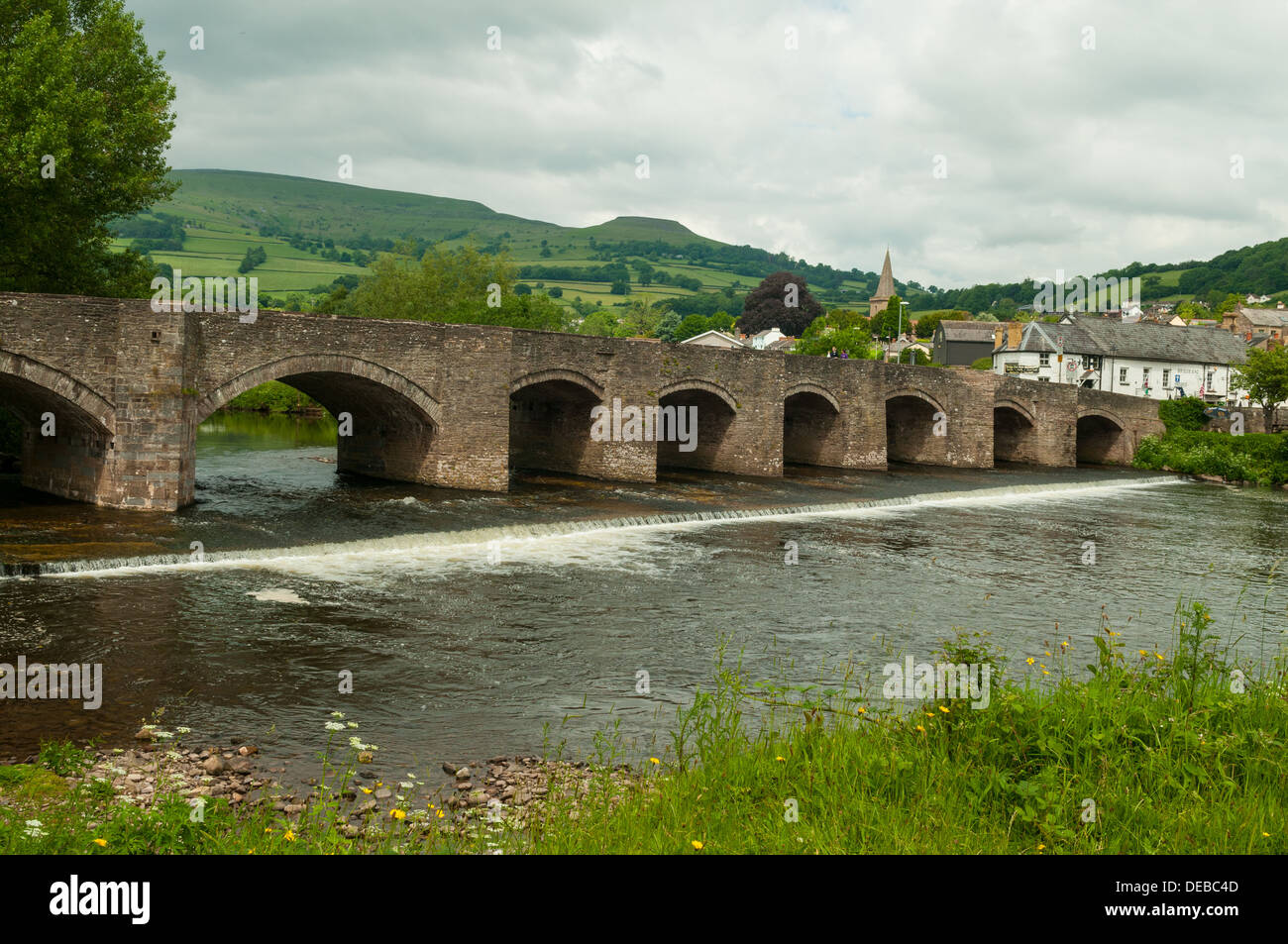 Ponte a Crickhowell, POWYS, GALLES Foto Stock