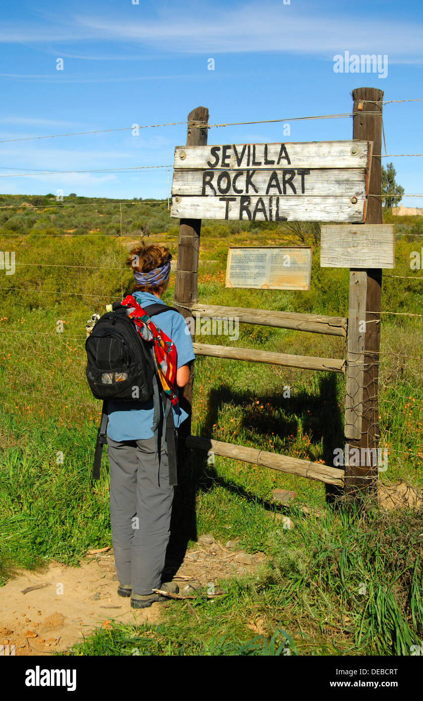 Visitatore all'ingresso del Sevilla Arte Rock Trail, sito preistorico di pitture rupestri dei Boscimani Cederberg Mountains Foto Stock