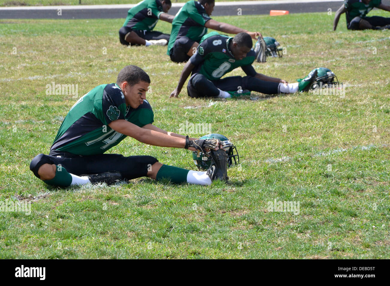 I giocatori di calcio di stretching e allentando prima di una partita Foto Stock