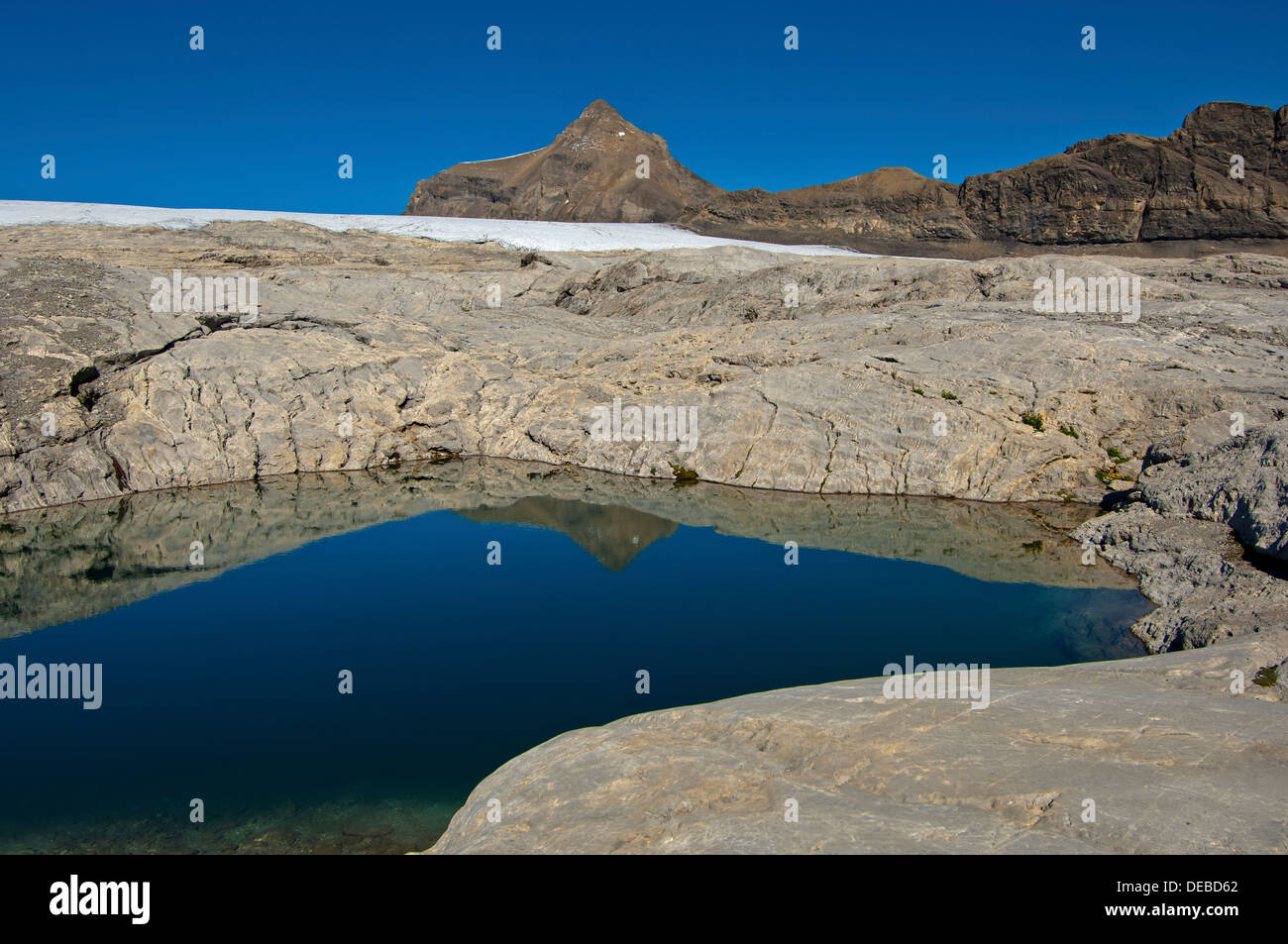 Glaciokarst con dolina nel primo letto sul ghiacciaio del ghiacciaio Tsanfleuron, Alpi Bernesi, Vallese, Svizzera Foto Stock