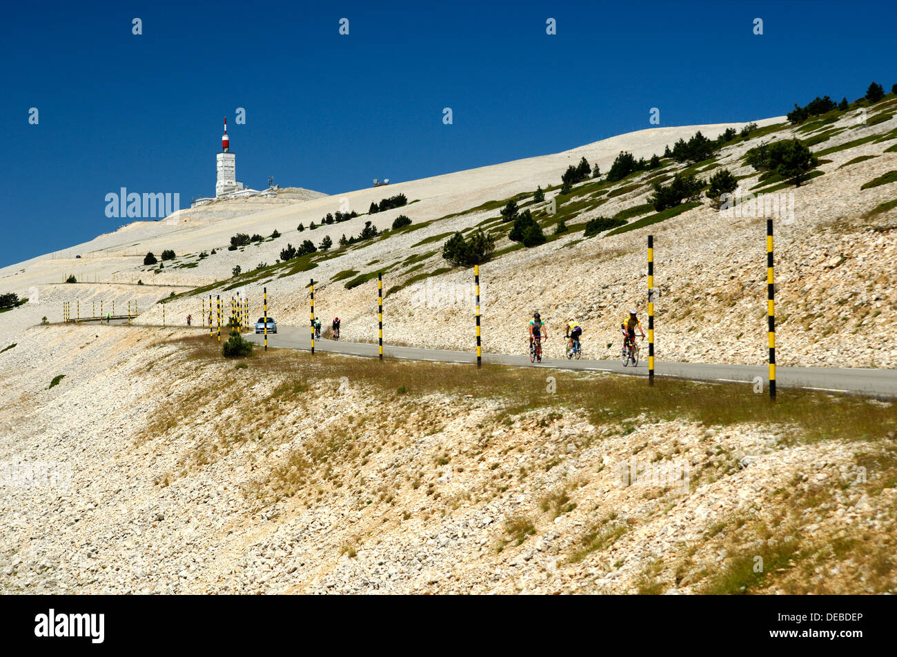 Scenic mountain road verso il Mont Ventoux, picco nel retro, Provenza, Francia Foto Stock