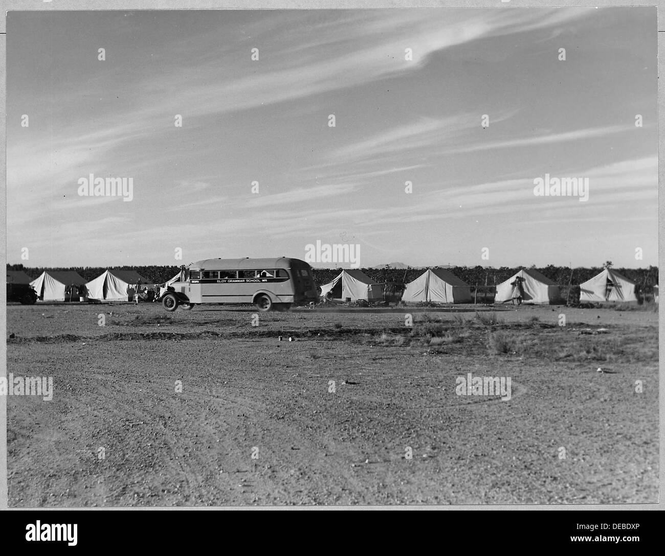 Uno scuolabus è visto riportare i bambini in un campo coltivatore a un miglio a sud di Eloy, Arizona, dove risiedono i lavoratori agricoli e le loro famiglie, riflettendo la vita lavorativa rurale nella regione. Foto Stock