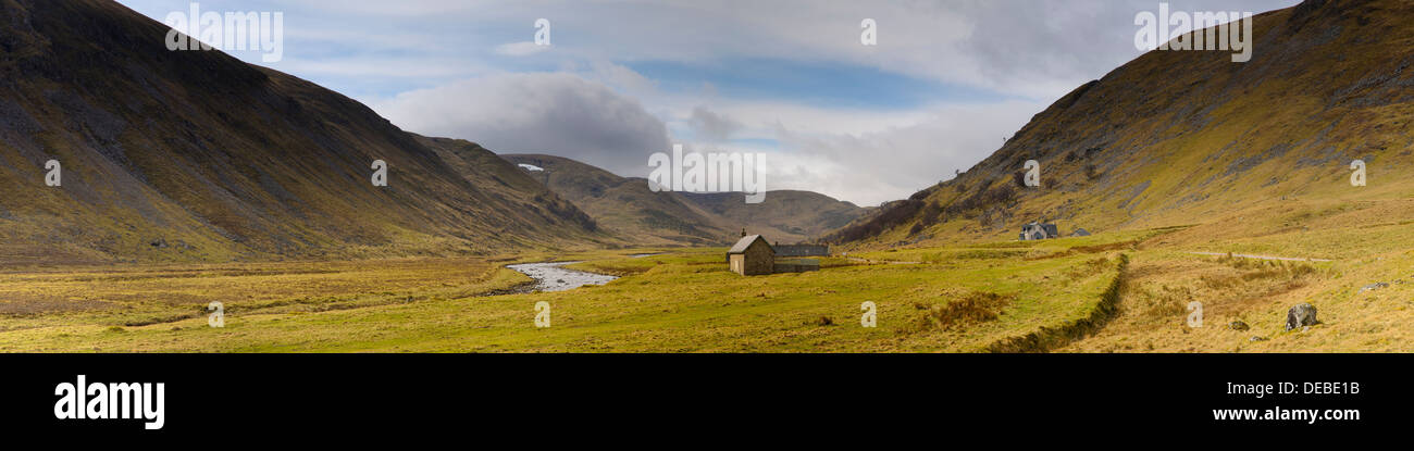 Il fiume Findhorn avvolgimento attraverso la Findhorn valle tra le colline di Sith Mor (sinistra) e Creag Irealis (destra) Foto Stock
