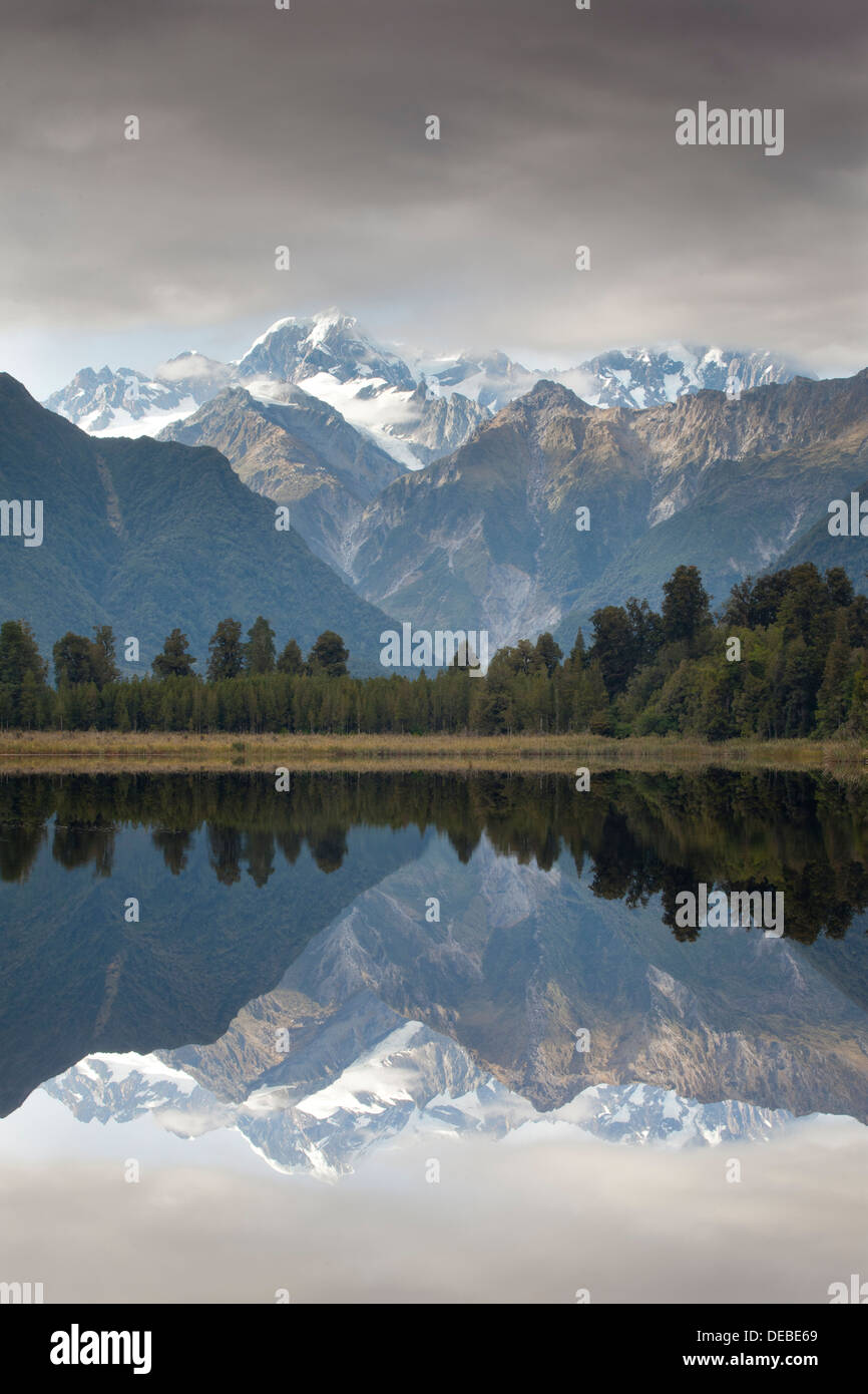 Vista del Monte Cook ed il Monte Tasman dal lago Matheson, Westland National Park, Isola del Sud, Nuova Zelanda Foto Stock
