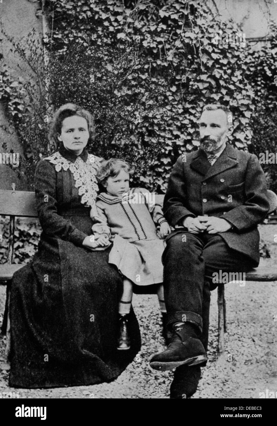 Marie e Pierre Curie. Con la loro figlia maggiore Irene nel 1904. Foto Stock