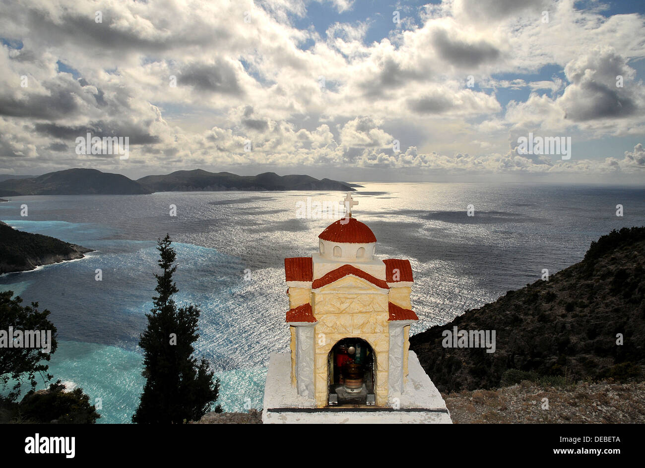 Guardando al mare nei pressi della baia di Myrtos sull'isola greca di Cefalonia Foto Stock