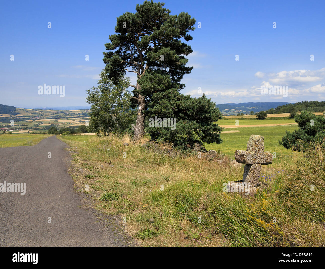 Nel comune di Siaugues-Ste-Marie in Haute Loire department della Auvergne in Francia una croce di pietra sulla strada. Foto Stock