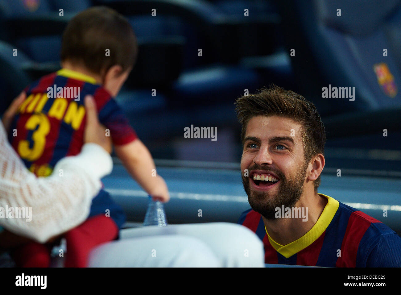 Barcellona, Spagna. Xix Sep, 2013. Gerard Pique guarda al suo figlio Milano davanti La Liga partita di calcio tra FC Barcelona e Sevilla CF, allo stadio Camp Nou a Barcellona, Spagna, sabato 19 settembre, 2013. Foto: S.Lau © dpa/Alamy Live News Foto Stock