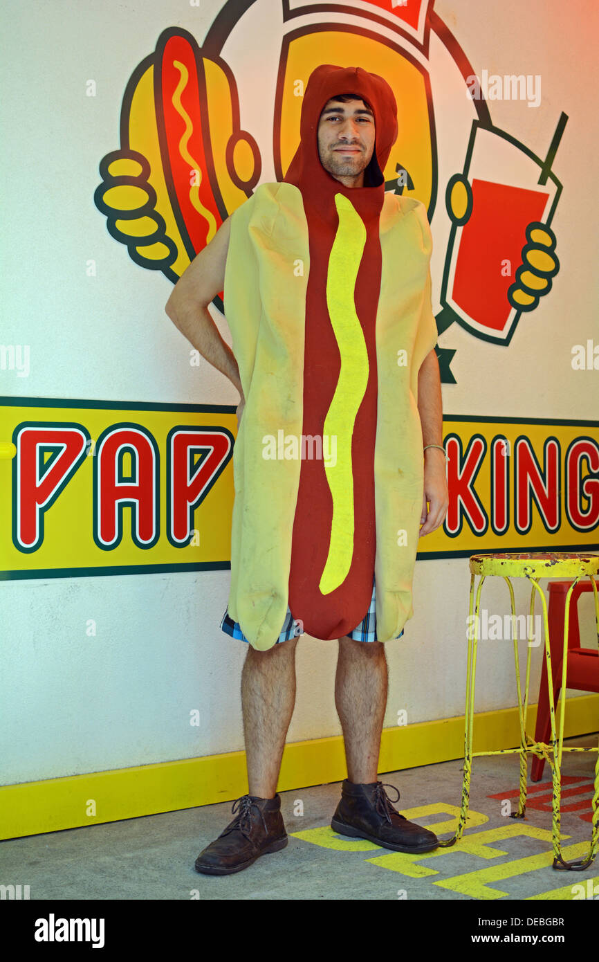 Ritratto di un giovane uomo di nome Ruben che lavora per le strade di New York la papaia re vestito come un hot dog. Foto Stock