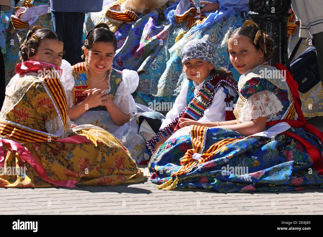 Giovani ragazze spagnole in abito tradizionale Foto Stock