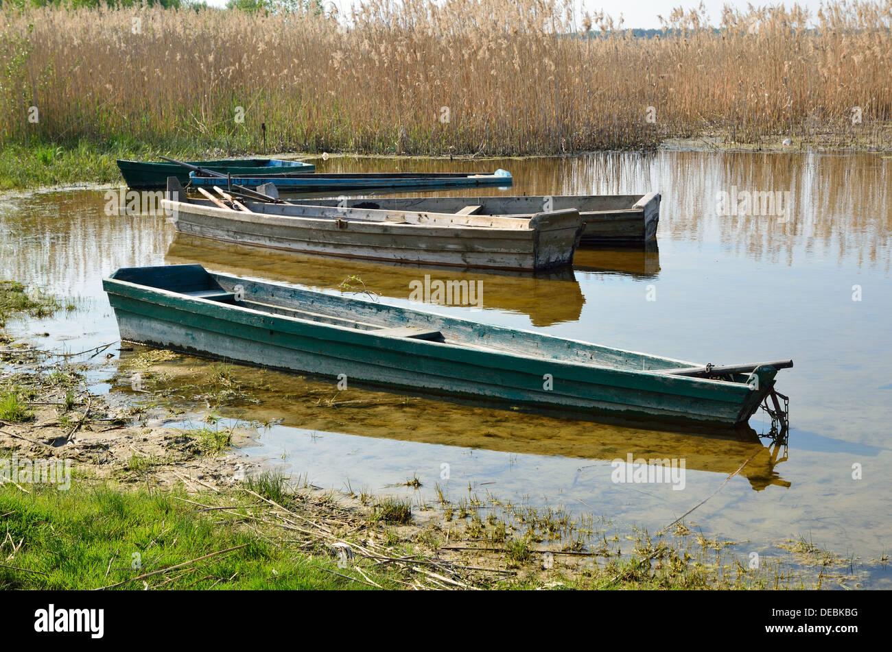 Barche in legno sulla riva del lago Foto Stock