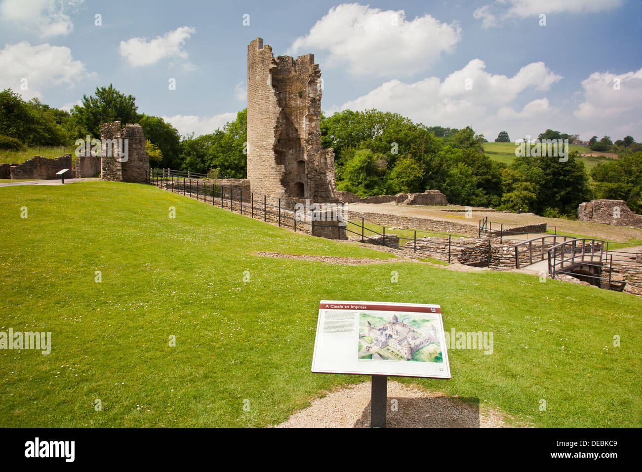 I resti del Barbican e a sud-ovest da torre a Farleigh Hungerford Castello, Nr Bath, Somerset, Inghilterra, Regno Unito Foto Stock