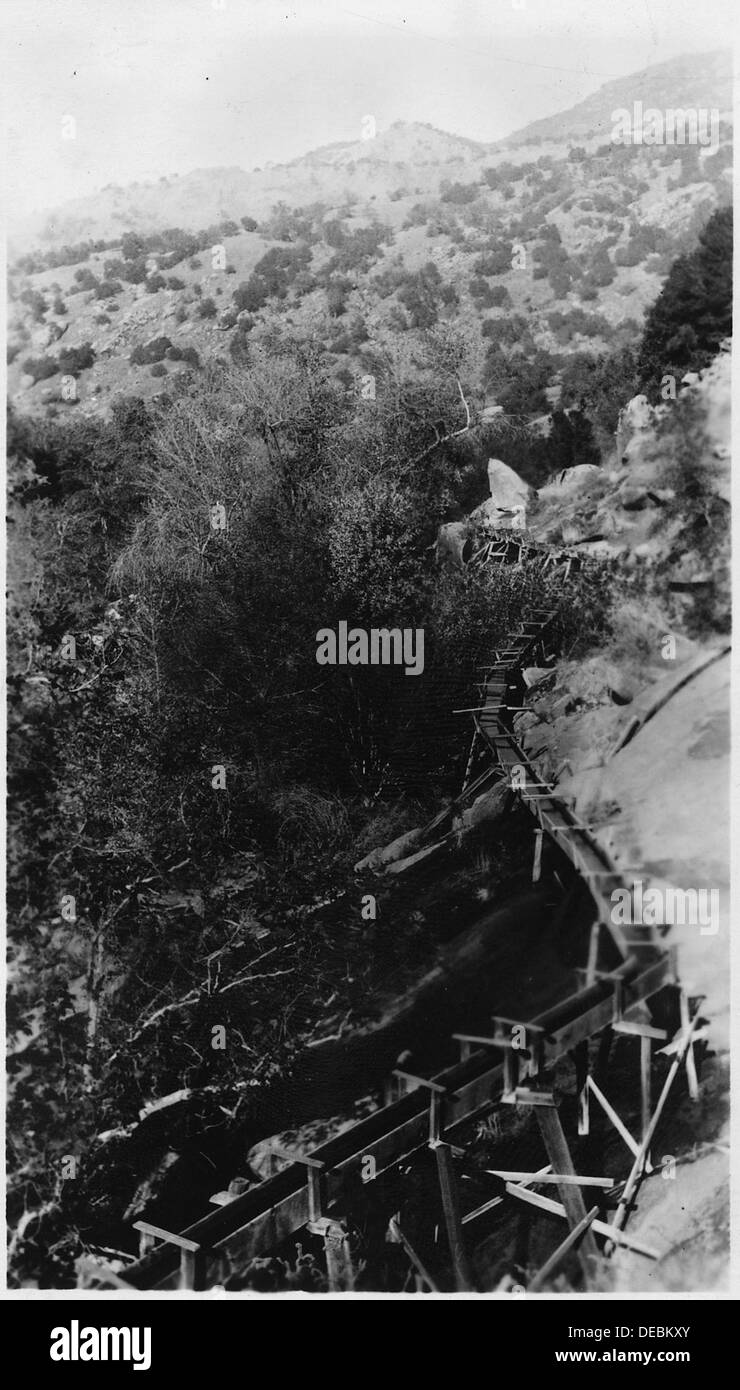 L'acquedotto della riserva del fiume Tule è un sistema essenziale di erogazione dell'acqua che fornisce irrigazione e risorse idriche vitali alle attività agricole della riserva in California. Foto Stock