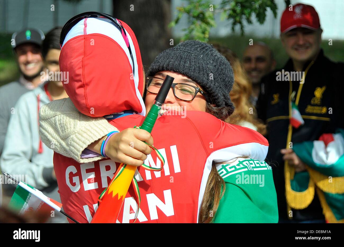 Londra, Regno Unito. Xv Sep, 2013. Shirin Gerami (Iran) festeggia con la sua famiglia. PruHealth Triathlon World Grand Final. Hyde Park. Londra. 15/09/2013. © Sport In immagini/Alamy Live News Foto Stock