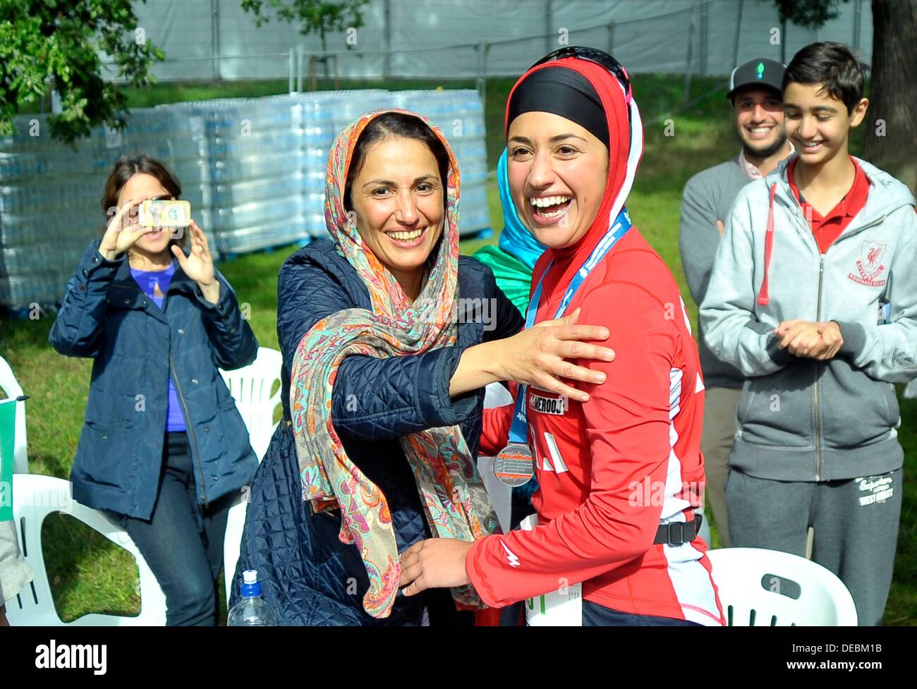 Londra, Regno Unito. Xv Sep, 2013. Shirin Gerami (Iran, destra) festeggia con la madre. PruHealth Triathlon World Grand Final. Hyde Park. Londra. 15/09/2013. © Sport In immagini/Alamy Live News Foto Stock