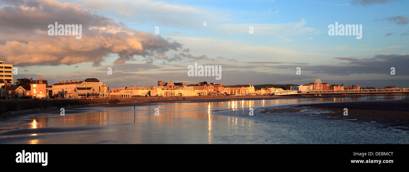 Il tramonto del at Promenade, Weston Super Mare città, Canale di Bristol, Contea di Somerset, Inghilterra, Regno Unito Foto Stock