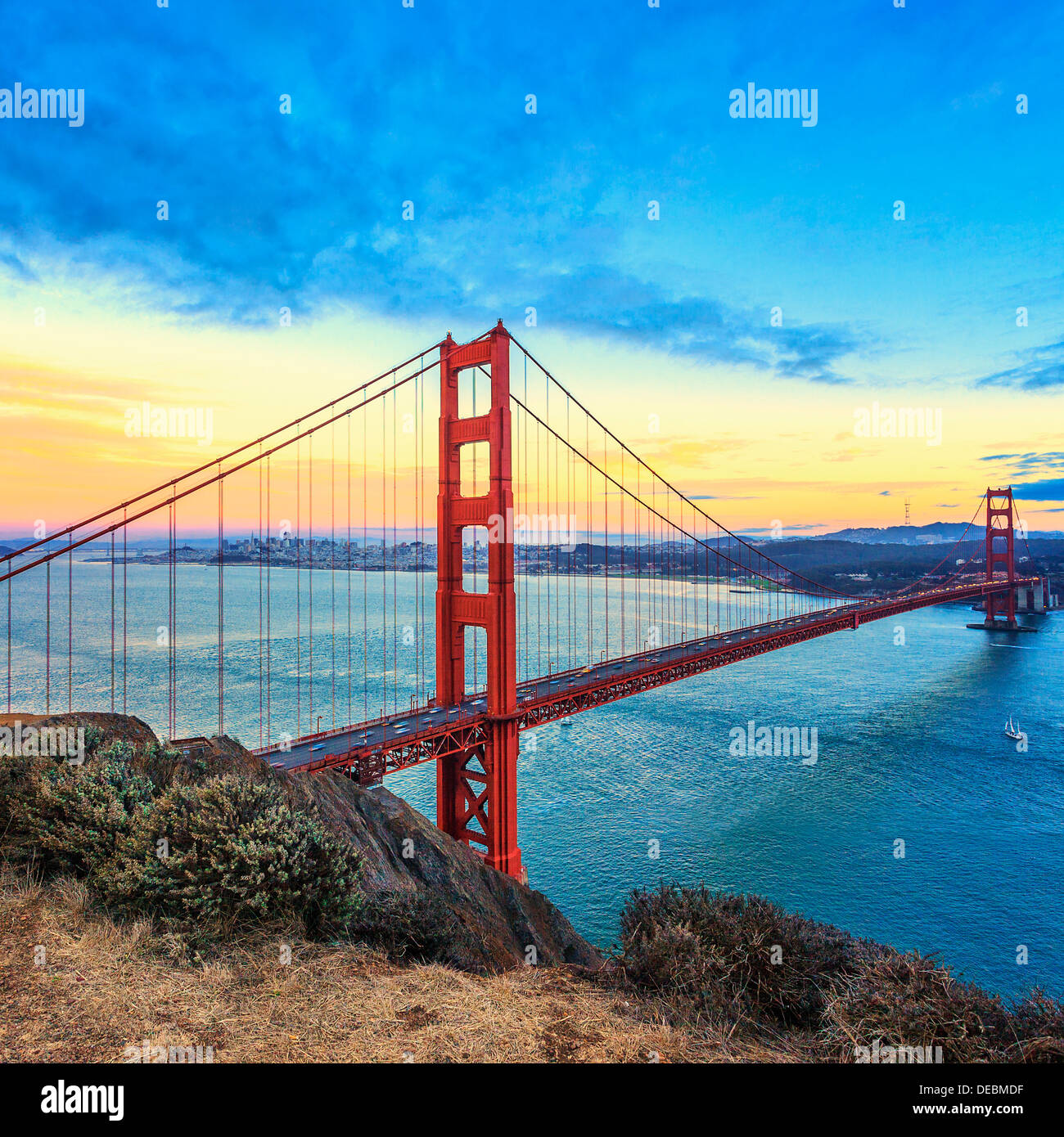Vista del famoso Golden Gate Bridge al tramonto a San Francisco, California, Stati Uniti d'America Foto Stock