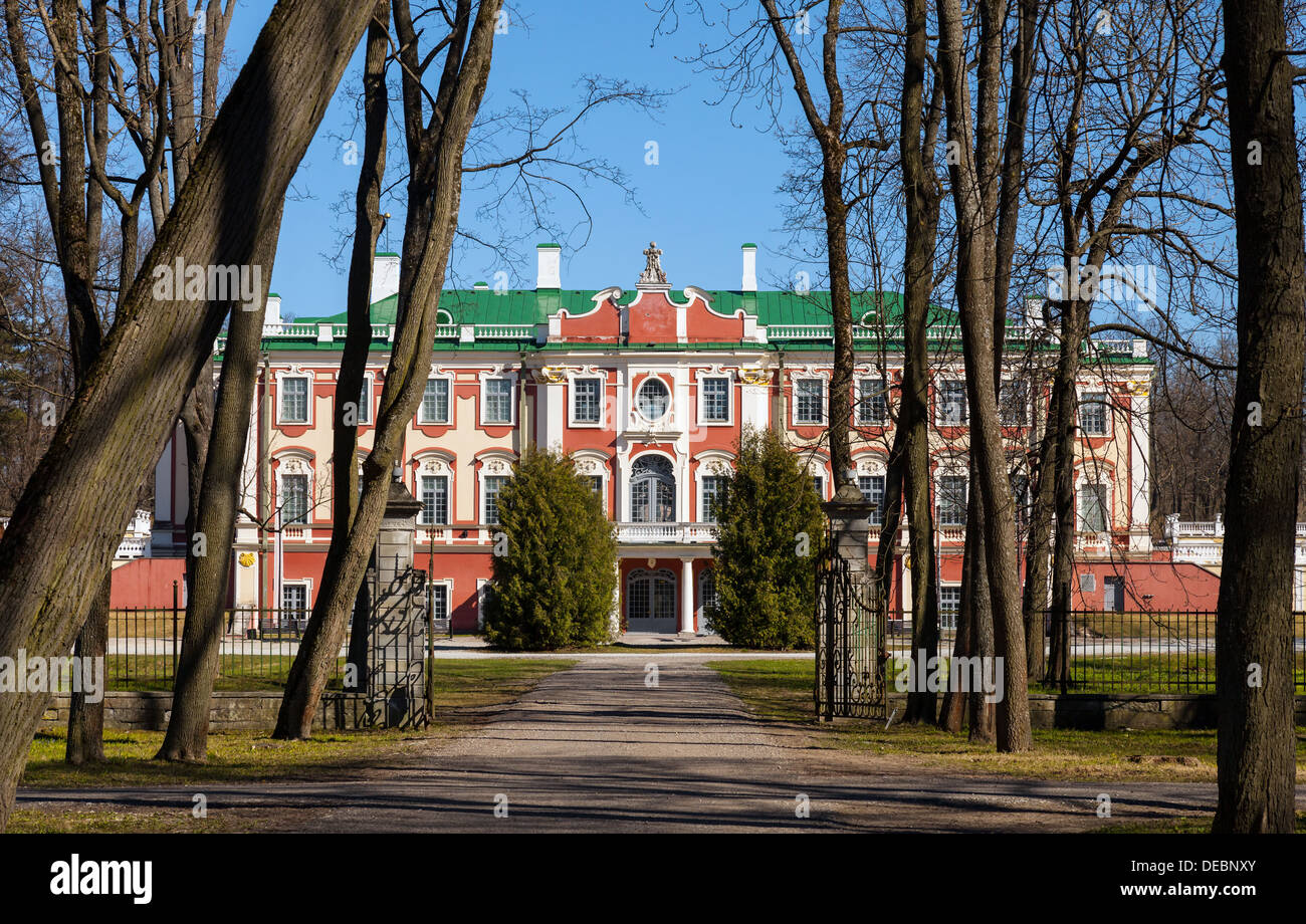 Il parco di Kadriorg con alberi e la facciata del palazzo. Tallinn, Estonia Foto Stock