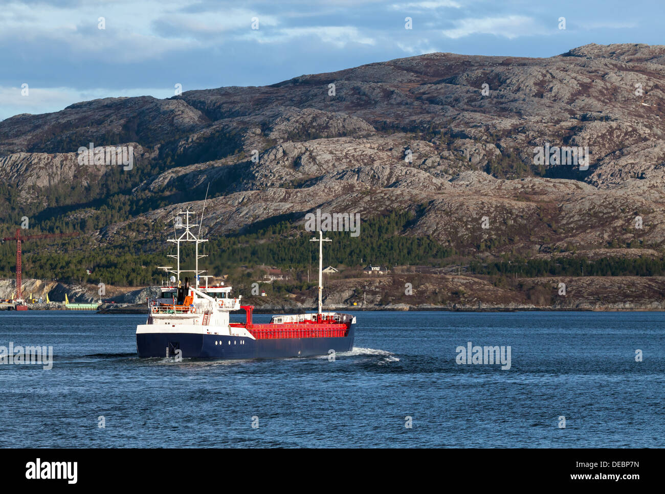 General cargo vele sul fiordo norvegese Foto Stock