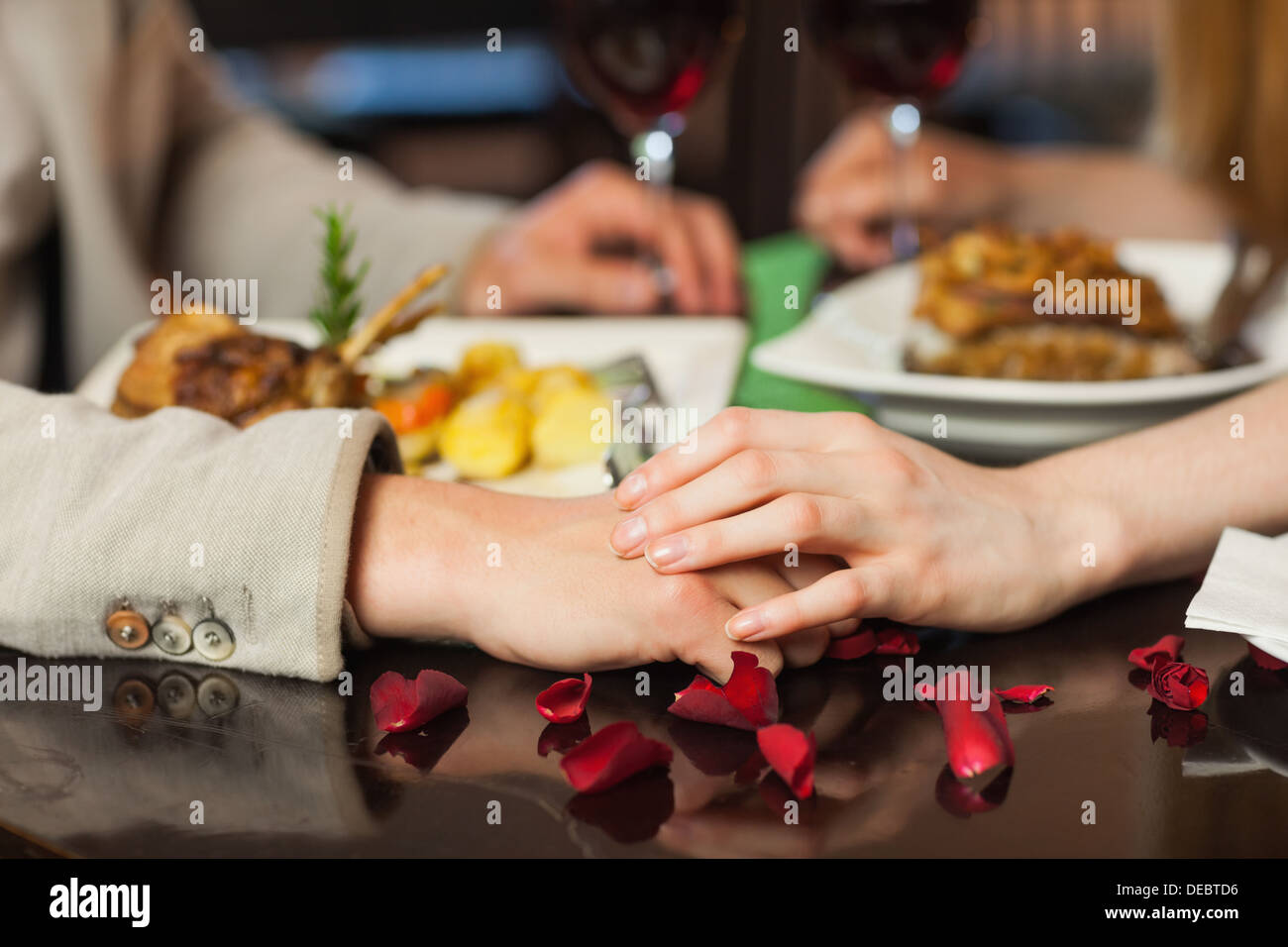 Chiudere fino ad amare giovane Holding Hands Foto Stock