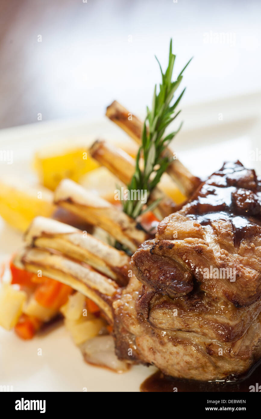 Delizioso carré di agnello il piatto con il rametto di rosmarino Foto Stock