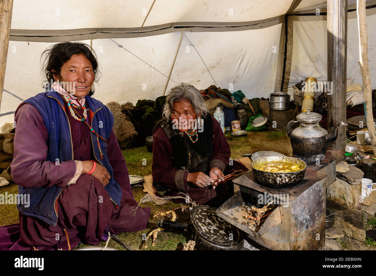 Donne nomadi nella preparazione degli alimenti all'interno della loro tenda, Korzok, Ladakh, Jammu e Kashmir India Foto Stock