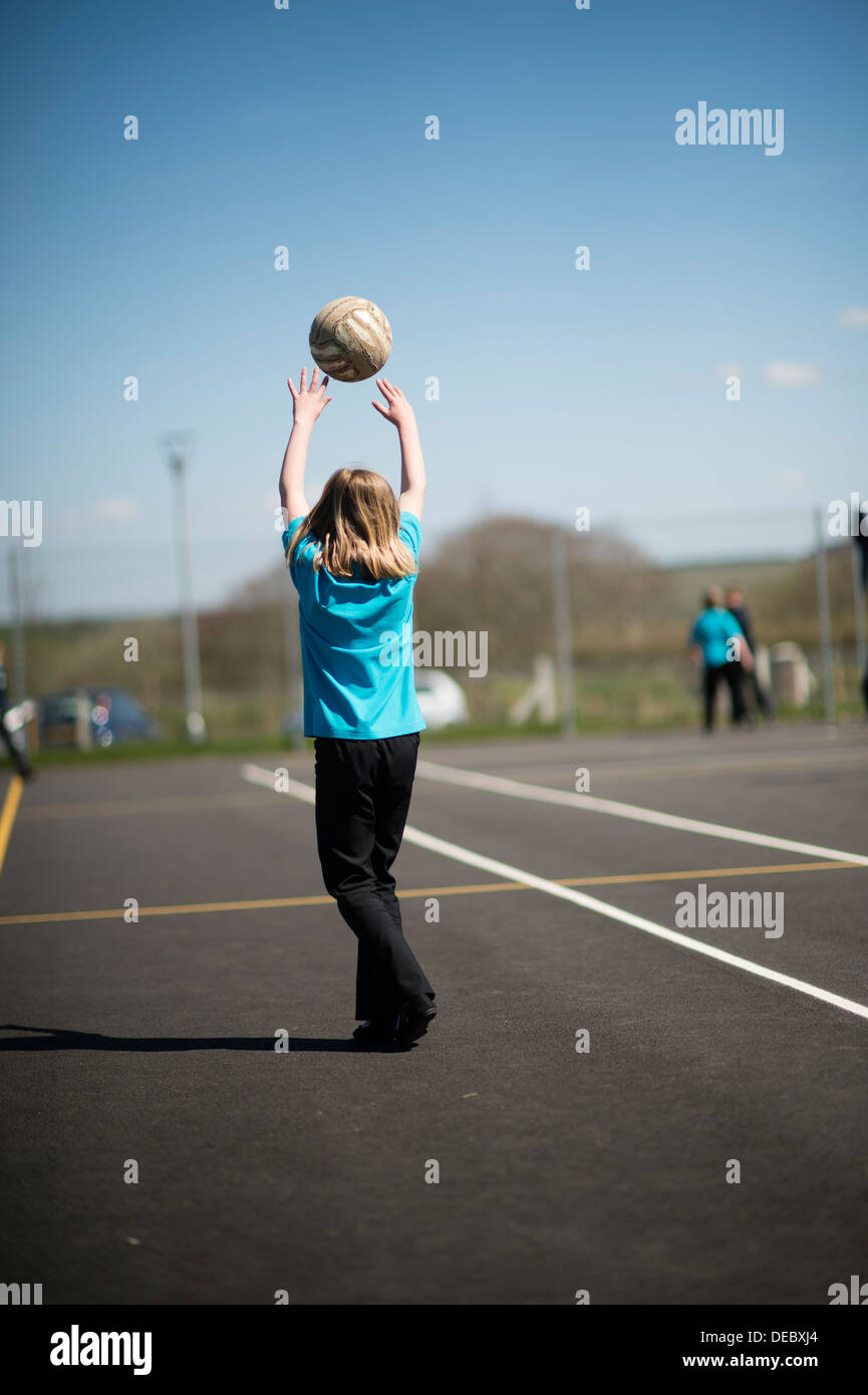 Pre-teen alunni giochi a breaktime in una scuola primaria, Wales UK Foto Stock