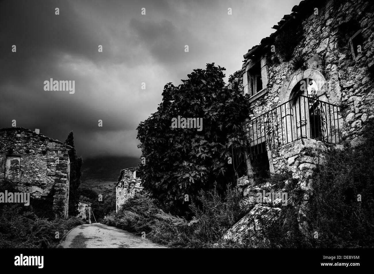 Abruzzo, Italia. Casa in rovina nel villaggio abbandonato Foto Stock