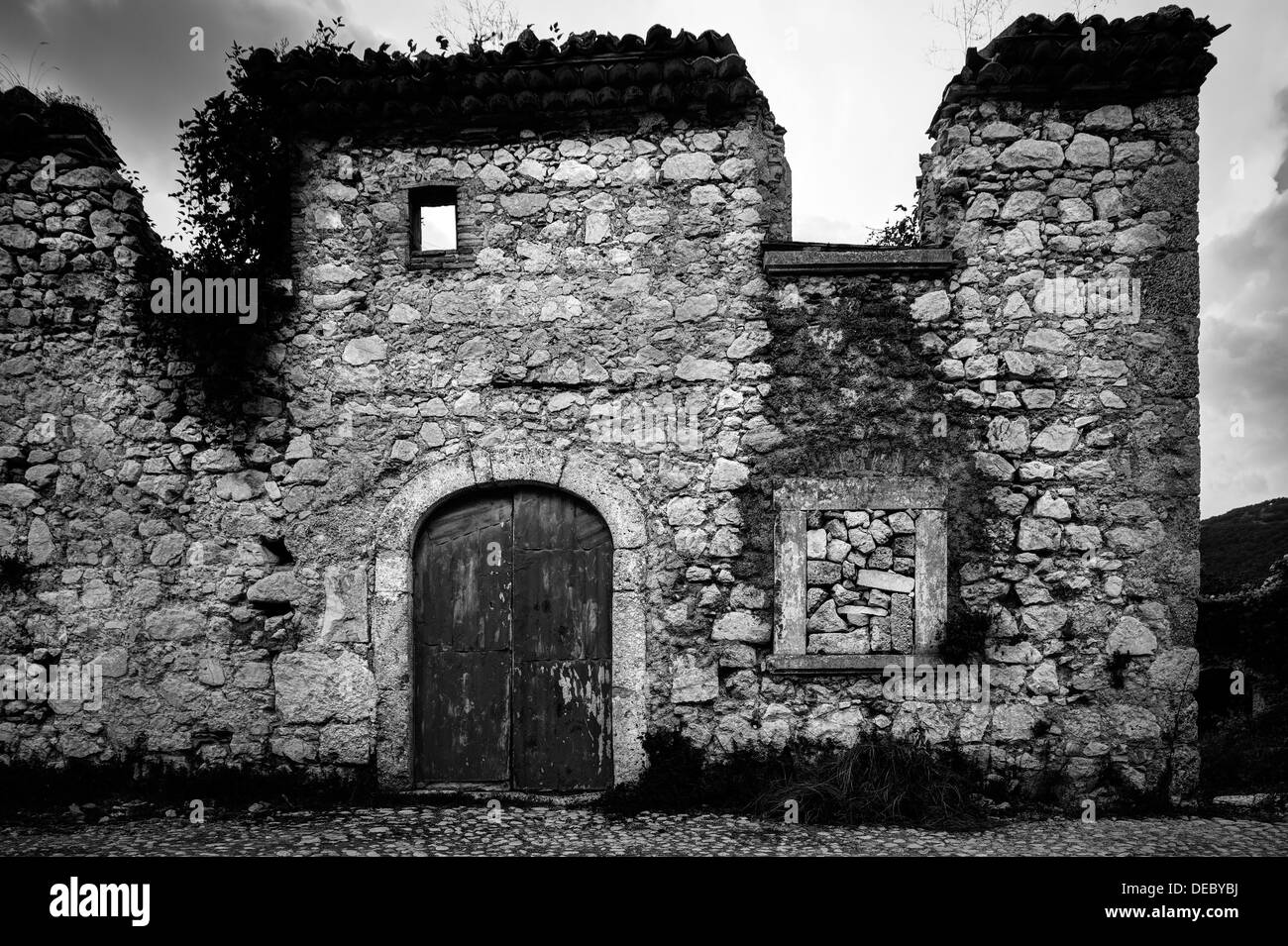 Abruzzo, Italia. Casa in rovina nel villaggio abbandonato Foto Stock