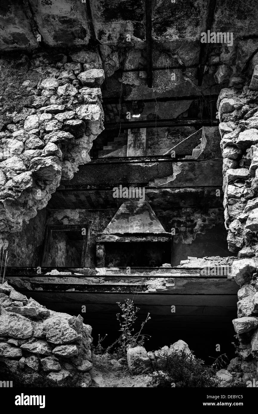 Abruzzo, Italia. Casa in rovina nel villaggio abbandonato Foto Stock