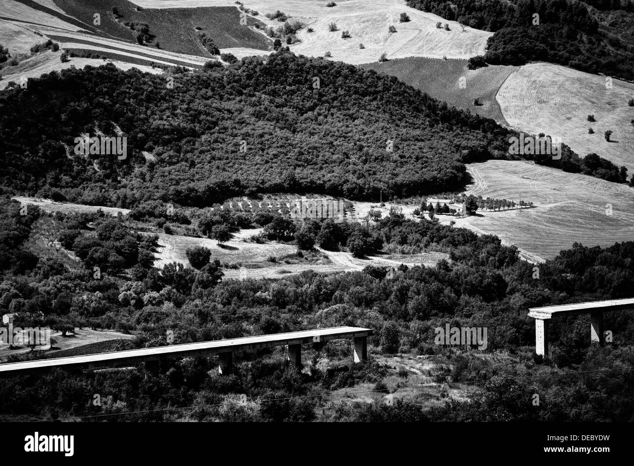 Abruzzo, Italia. Abbandonato ponte dell'autostrada Foto Stock