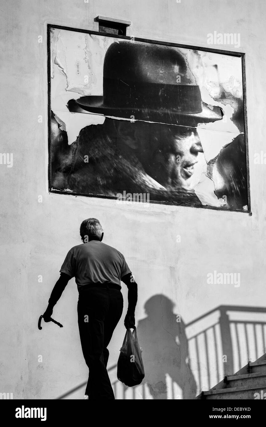 Abruzzo, Italia. Bolognano village. Joseph Beuys ritratto su una parete di pubblico. Foto Stock