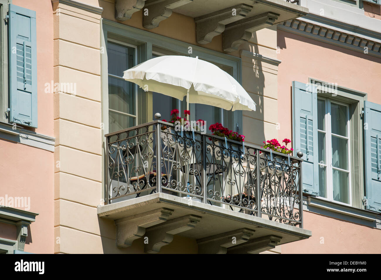 Balcone con ombrellone, Pontresina, nel Canton Grigioni, Svizzera Foto Stock