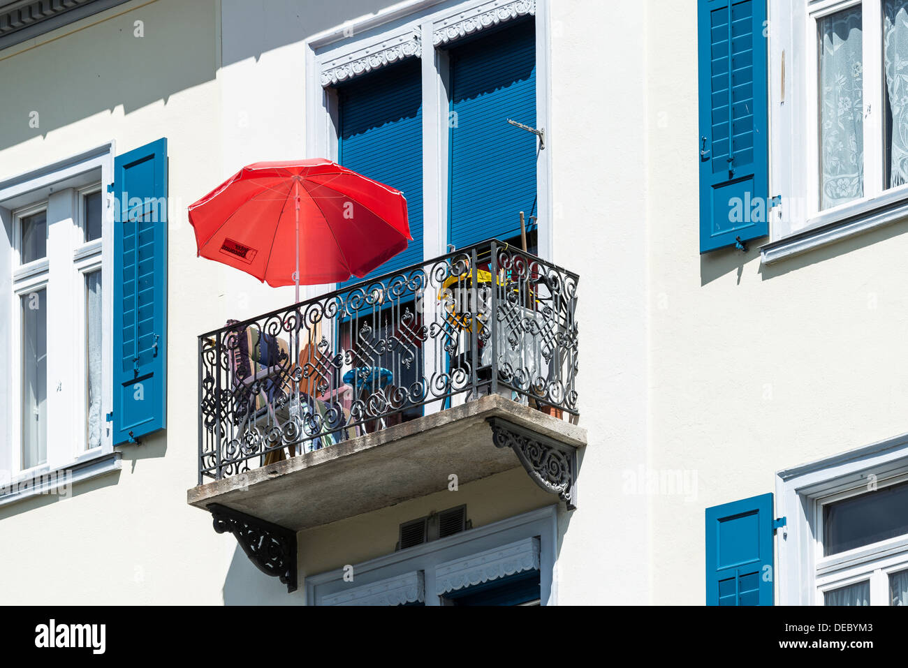 Balcone con ombrellone, Pontresina, nel Canton Grigioni, Svizzera Foto Stock